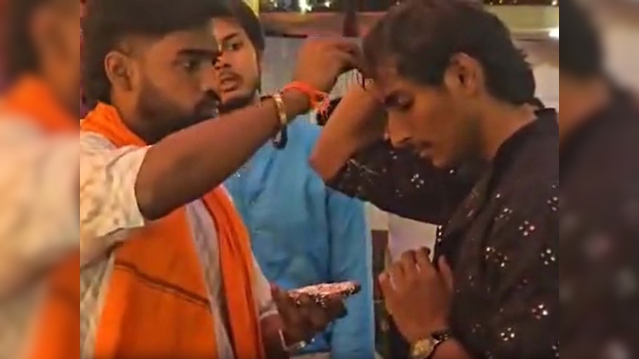  गरबा में मुसलमान, मुर्गा और सिंगर सलमान; तिलक-प्रसाद खिलाकर मूर्ती के सामने करवाया सजदा! 