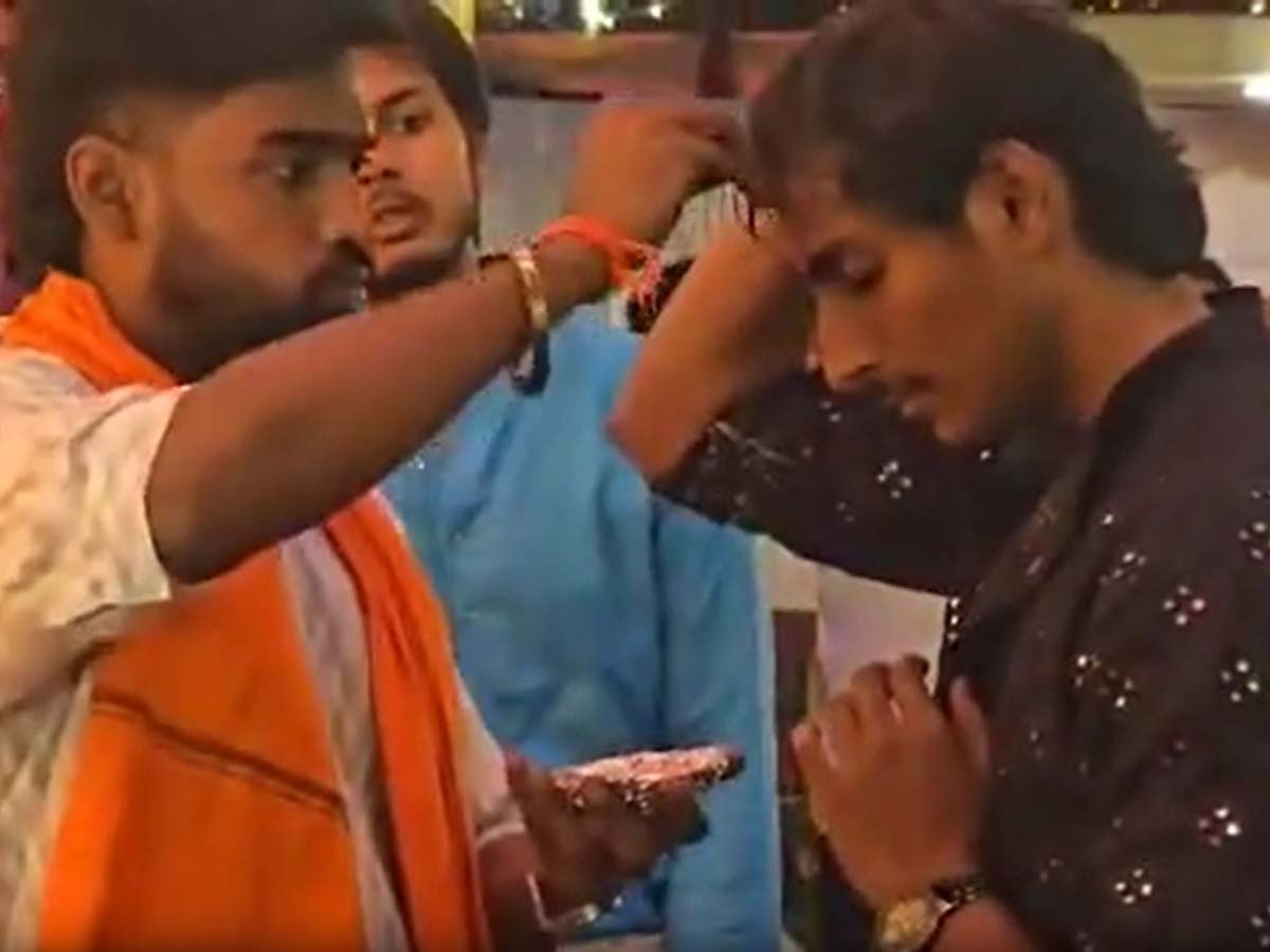 गरबा में मुसलमान, मुर्गा और सिंगर सलमान; तिलक-प्रसाद खिलाकर मूर्ती के सामने करवाया सजदा! गरबा में मुसलमान, मुर्गा और सिंगर सलमान; तिलक-प्रसाद खिलाकर मूर्ती के सामने करवाया सजदा!
