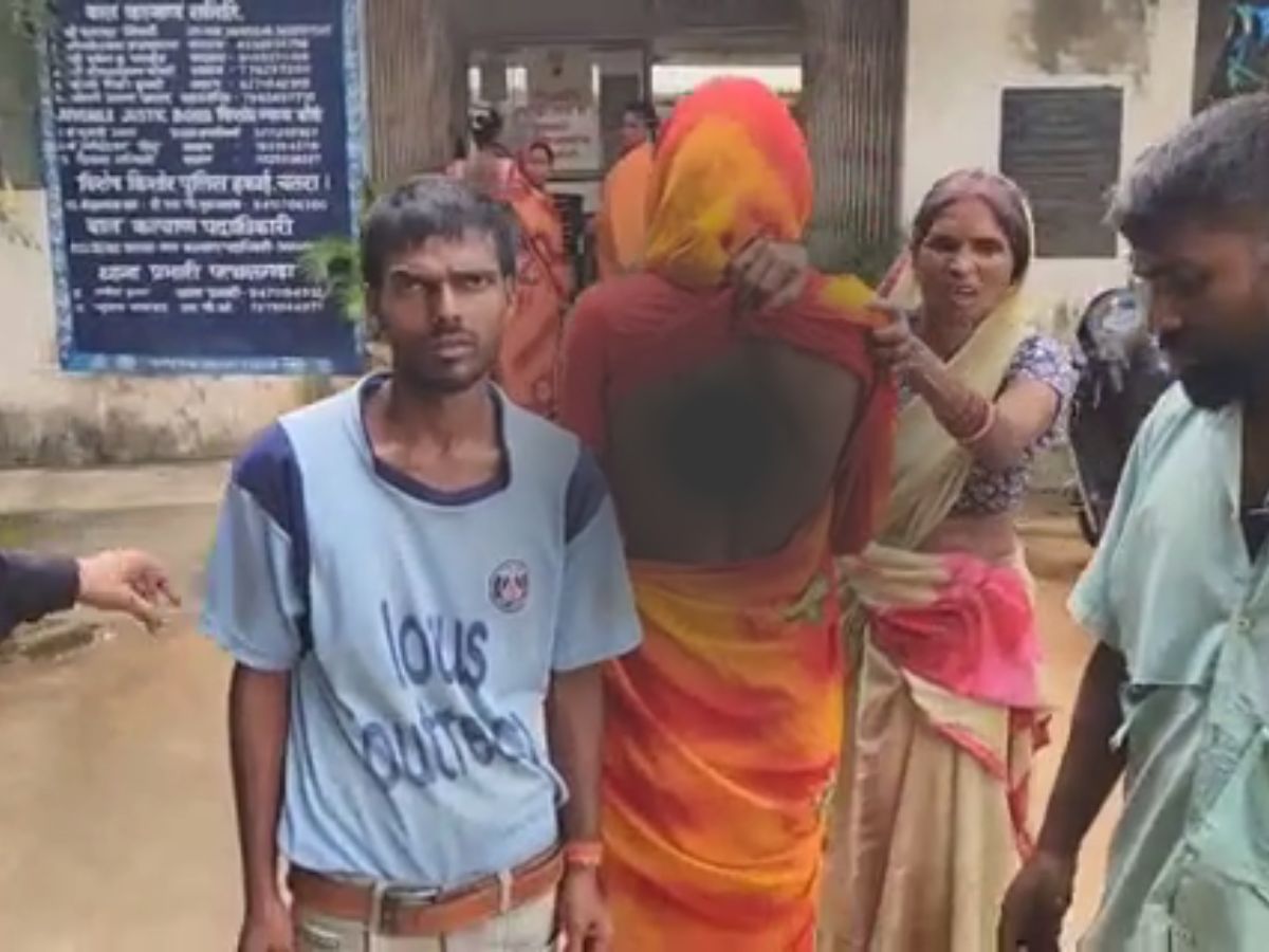 Chatra News: दबंगों ने दलित परिवार के घर में लूटपाट की और फिर आग लगा दी, अब जांच में जुटी पुलिस Chatra News: दबंगों ने दलित परिवार के घर में लूटपाट की और फिर आग लगा दी, अब जांच में जुटी पुलिस