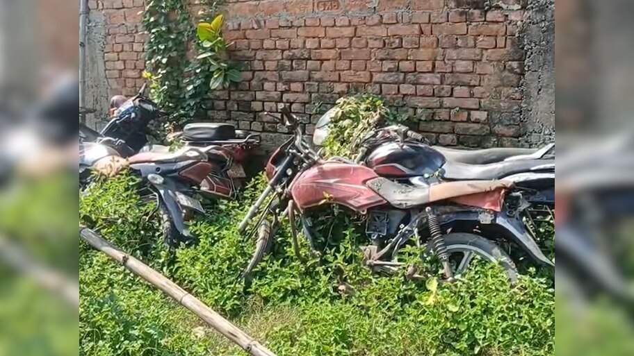 सीवान में बाइक चोर गिरोह का भंडाफोड़, पुलिस ने कबाड़ी दुकान से बरामद किए 240 से अधिक बाइक पार्ट्स