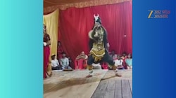 विशाल अजगर को मुंह में डालकर शिव तांडव, बाराबंकी के दुर्गा पूजा पंडाल से हैरतअंगेज वीडियो वायरल