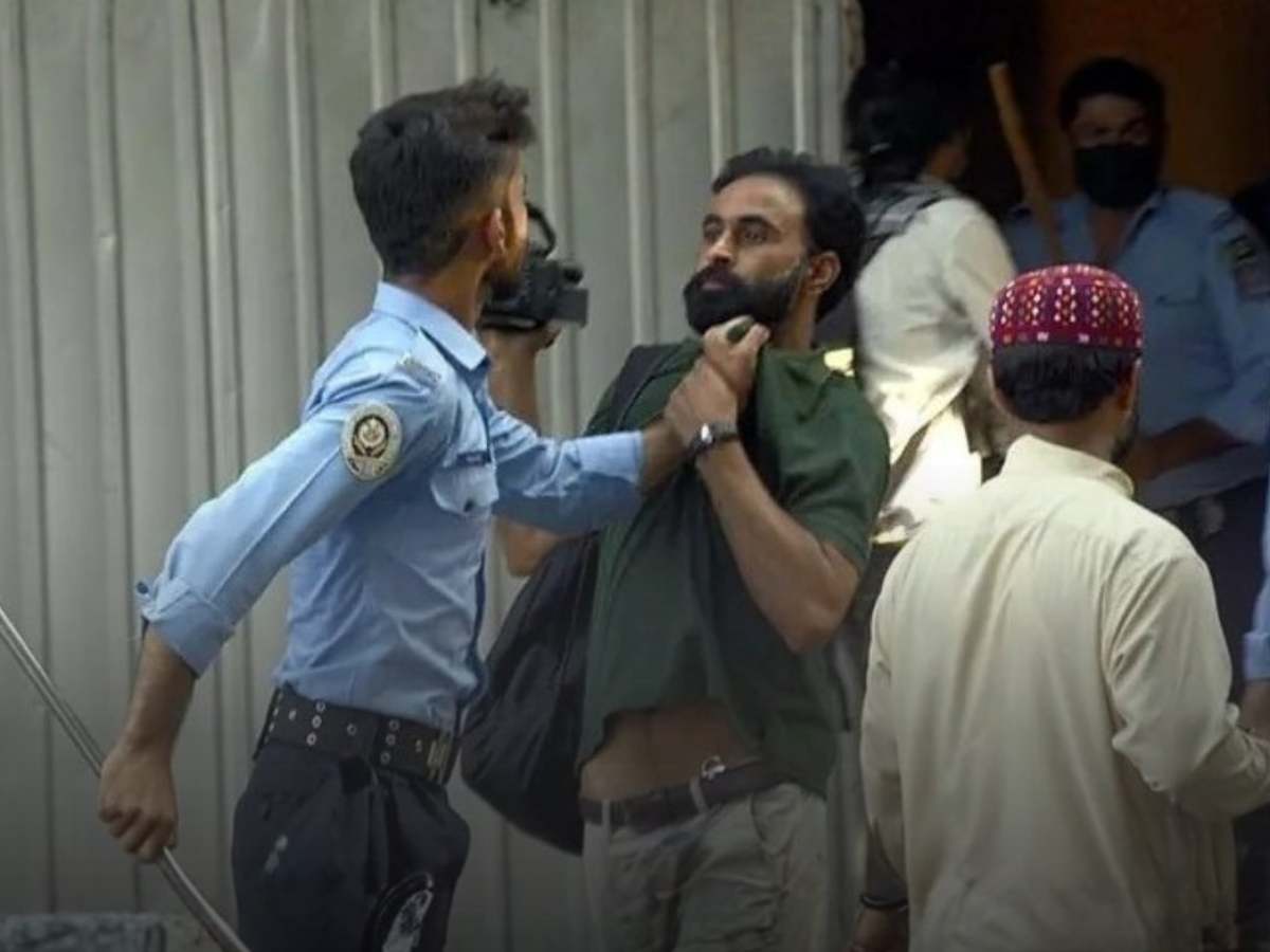 POK में पत्रकारों पर पुलिस ने भाजी लाठियां, प्रेस क्लब पर किया हमला: VIDEO POK में पत्रकारों पर पुलिस ने भाजी लाठियां, प्रेस क्लब पर किया हमला: VIDEO