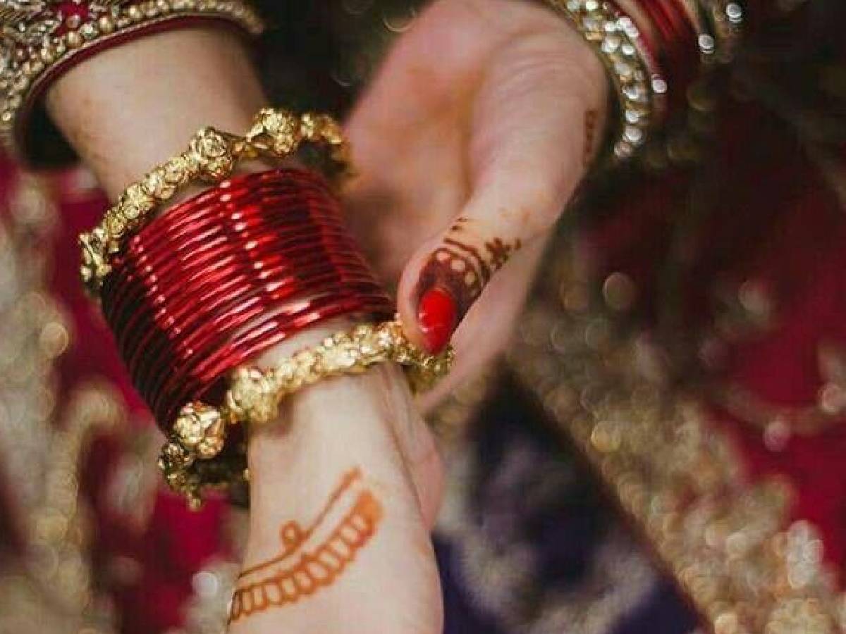 प्लेन चूड़ियों के साथ गोल्डन कड़े