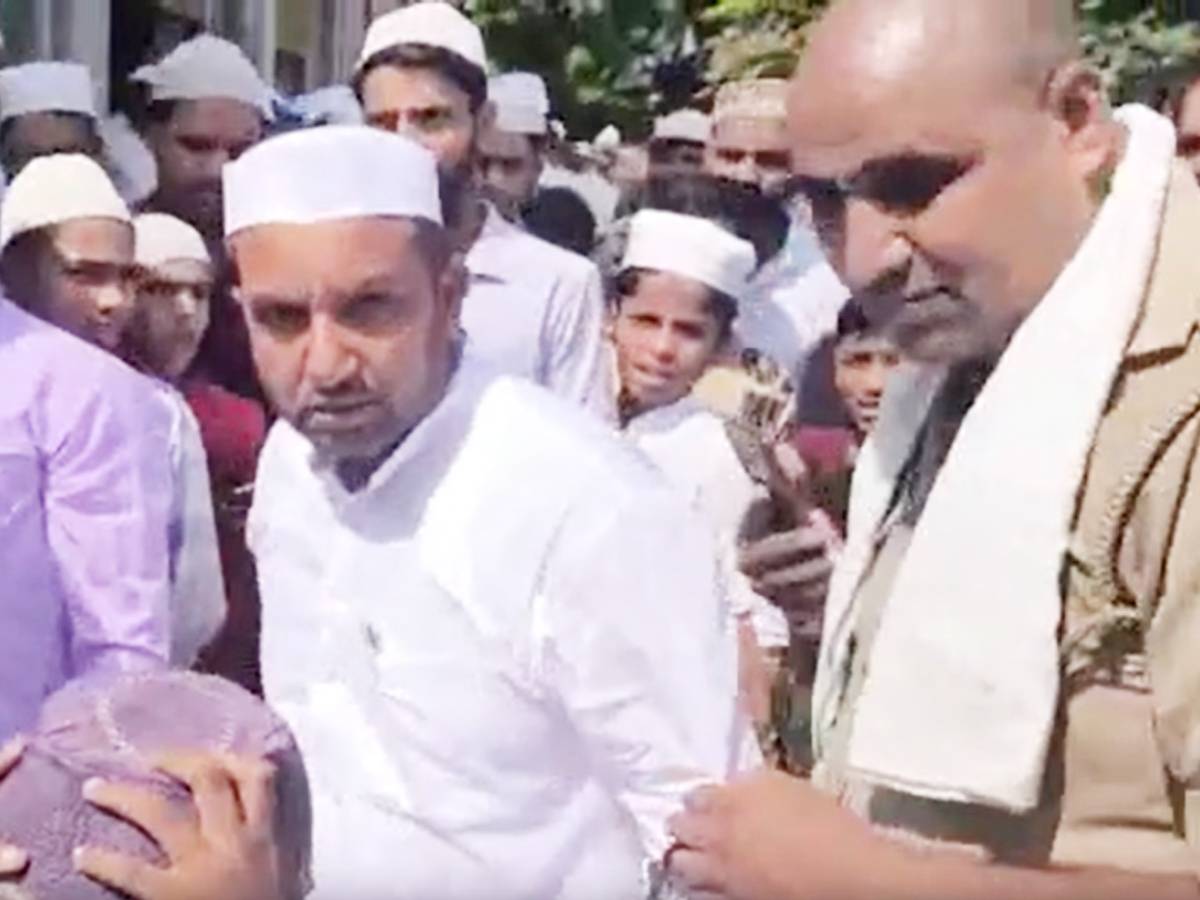 सुशील शर्मा ने इस्लाम कबूल कर पढ़ी जुमे की नमाज़; मनाने के लिए मस्जिद पहुंची पुलिस! सुशील शर्मा ने इस्लाम कबूल कर पढ़ी जुमे की नमाज़; मनाने के लिए मस्जिद पहुंची पुलिस!