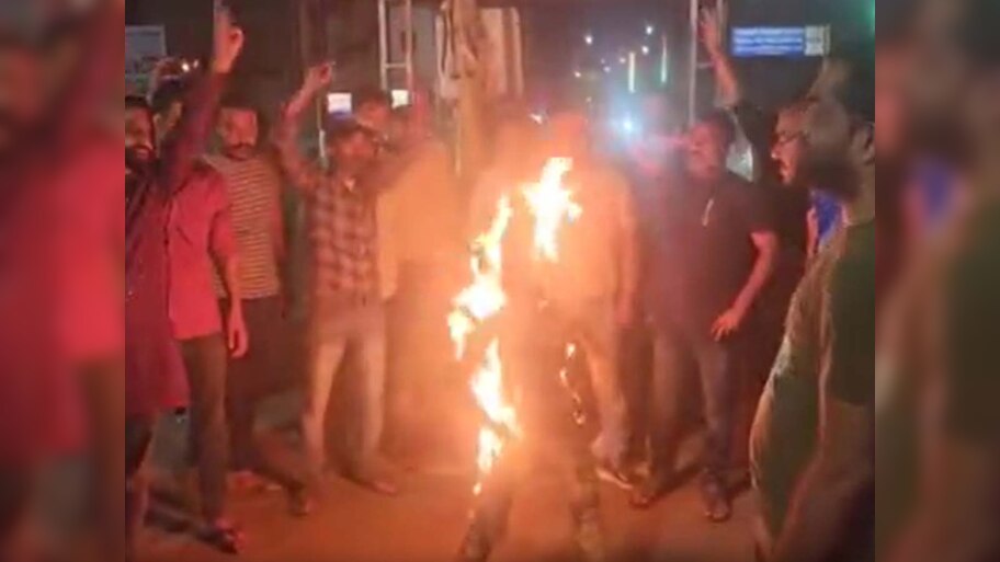 भारत माता को 'डायन' बोलने पर बवाल; मौलवी का पुतला दहन, पुलिस ने किया गिरफ्तार 