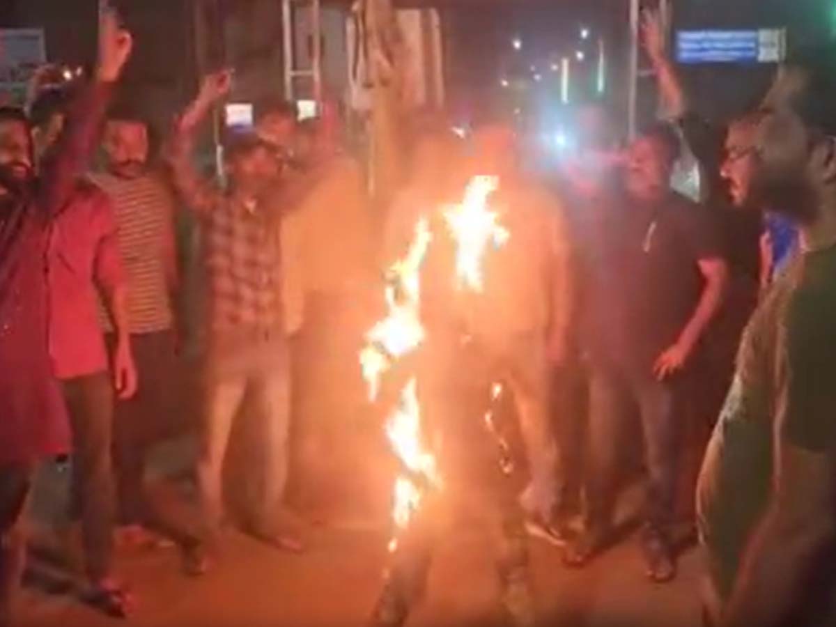 भारत माता को 'डायन' बोलने पर बवाल; मौलवी का पुतला दहन, पुलिस ने किया गिरफ्तार भारत माता को 'डायन' बोलने पर बवाल; मौलवी का पुतला दहन, पुलिस ने किया गिरफ्तार