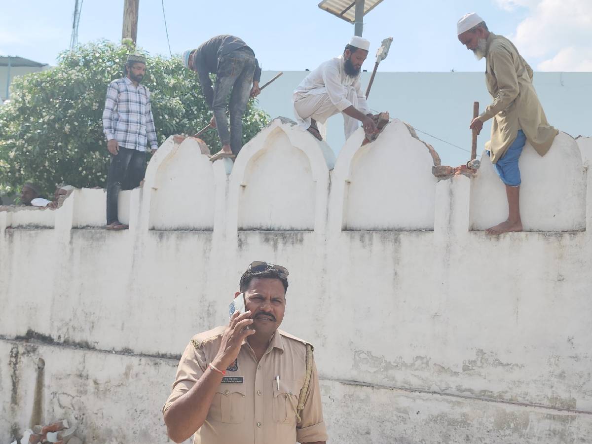 संभल के गौसुलवरा मस्जिद पर चलेगा बुलडोजर, इलाहाबाद HC ने ध्वस्तीकरण को रोकने से किया इंकार संभल के गौसुलवरा मस्जिद पर चलेगा बुलडोजर, इलाहाबाद HC ने ध्वस्तीकरण को रोकने से किया इंकार