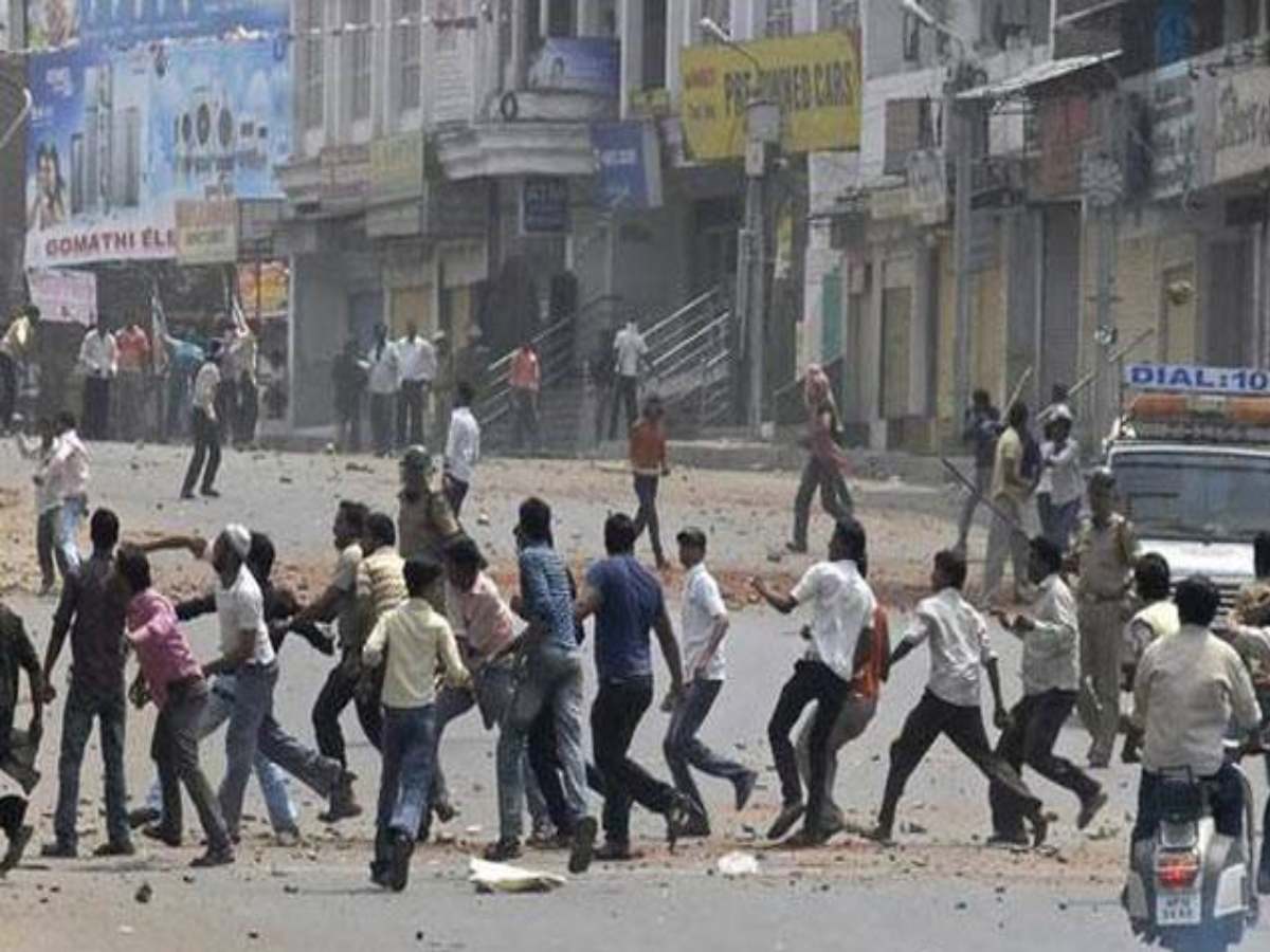 Karnataka के बेलगावी में उर्स के दौरान बवाल, पुलिस ने 11 लोगों को उठाया Karnataka के बेलगावी में उर्स के दौरान बवाल, पुलिस ने 11 लोगों को उठाया