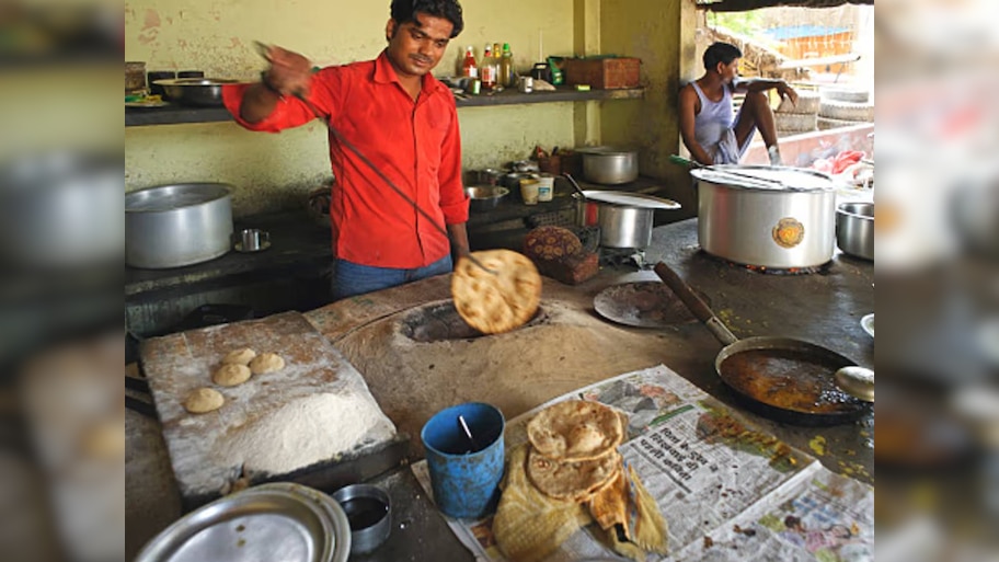 पाकिस्तान में हिंदू होना गुनाह; ढाबे में खाना-खाने पर दोलत बागरी को कट्टरपंथी भीड़ ने पीटा