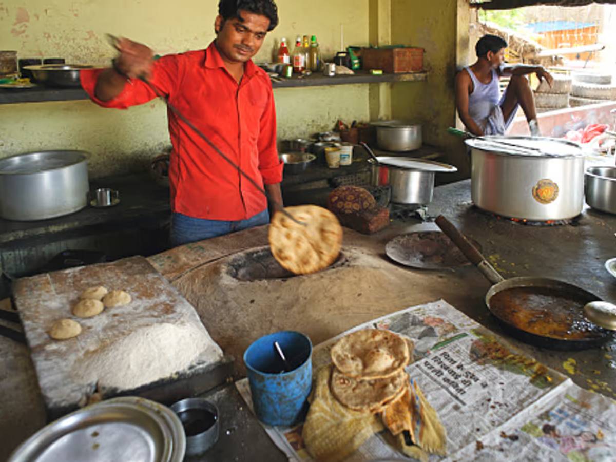 पाकिस्तान में हिंदू होना गुनाह; ढाबे में खाना-खाने पर दोलत बागरी को कट्टरपंथी भीड़ ने पीटा पाकिस्तान में हिंदू होना गुनाह; ढाबे में खाना-खाने पर दोलत बागरी को कट्टरपंथी भीड़ ने पीटा