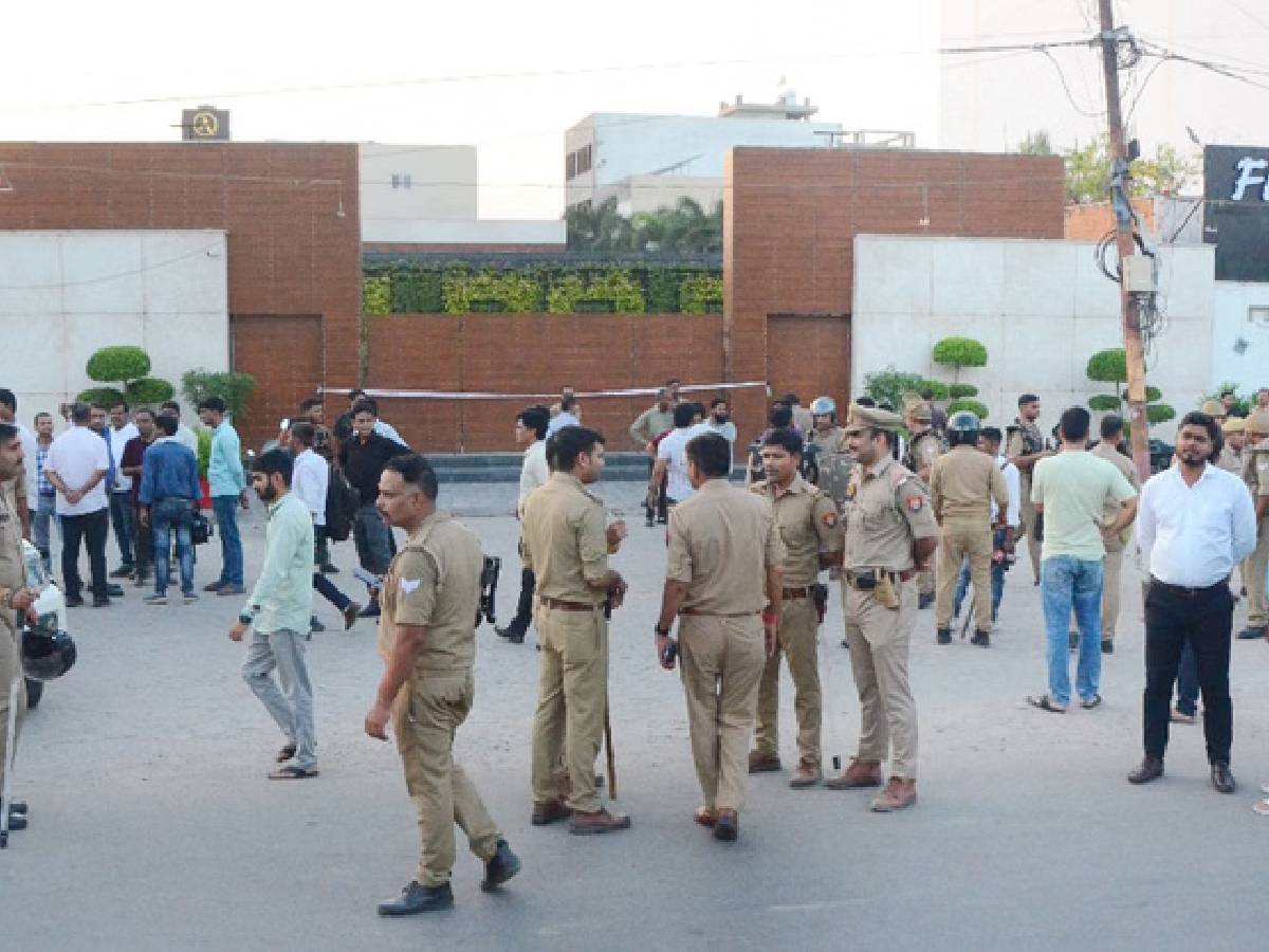 Bareilly Violence: डॉ. नफीस की गिरफ्तारी के बाद मैरिज हॉल में चला बुलडोजर Bareilly Violence: डॉ. नफीस की गिरफ्तारी के बाद मैरिज हॉल में चला बुलडोजर