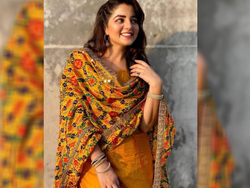 येलो कलर का फुलकारी दुपट्टा 