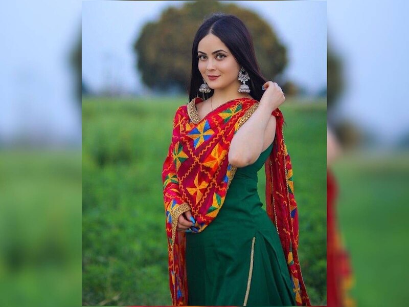 रेड कलर की फुलकारी 