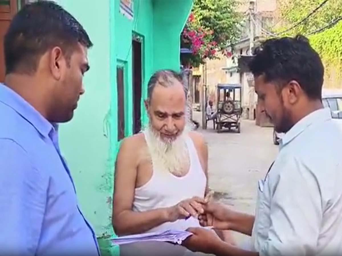 संभल के हातिम सराय में गिराए जाएंगे मुसलमानों के 80 मकान; नोटिस मिलने से इलाके में हड़कंप! संभल के हातिम सराय में गिराए जाएंगे मुसलमानों के 80 मकान; नोटिस मिलने से इलाके में हड़कंप!