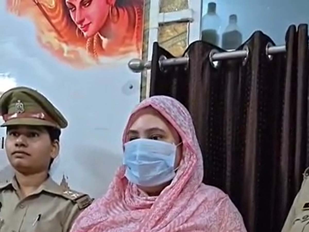 मदरसा टीचर की प्रताड़ना से तंग थी बीवी; चाक़ू से गला रेतकर लाश के पास करती रही मातम! मदरसा टीचर की प्रताड़ना से तंग थी बीवी; चाक़ू से गला रेतकर लाश के पास करती रही मातम!