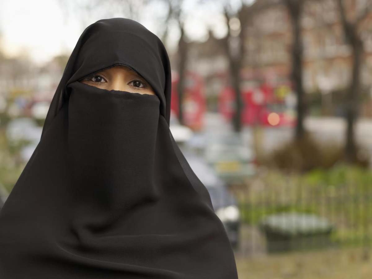 Karnataka: तुम हिंदुओं के घर क्यों आ रही हो, सर्वे करने गई मुस्लिम टीचर से दुर्व्यवहार Karnataka: तुम हिंदुओं के घर क्यों आ रही हो, सर्वे करने गई मुस्लिम टीचर से दुर्व्यवहार