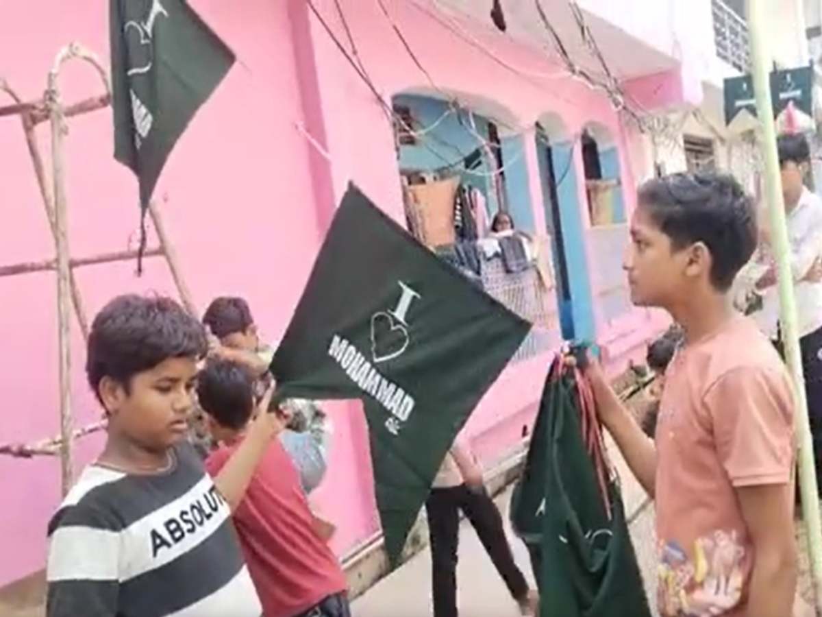 Mainpuri: मीलाद के दौरान I Love Muhammad के झंडे लगाना पड़ा भारी; केस दर्ज Mainpuri: मीलाद के दौरान I Love Muhammad के झंडे लगाना पड़ा भारी; केस दर्ज