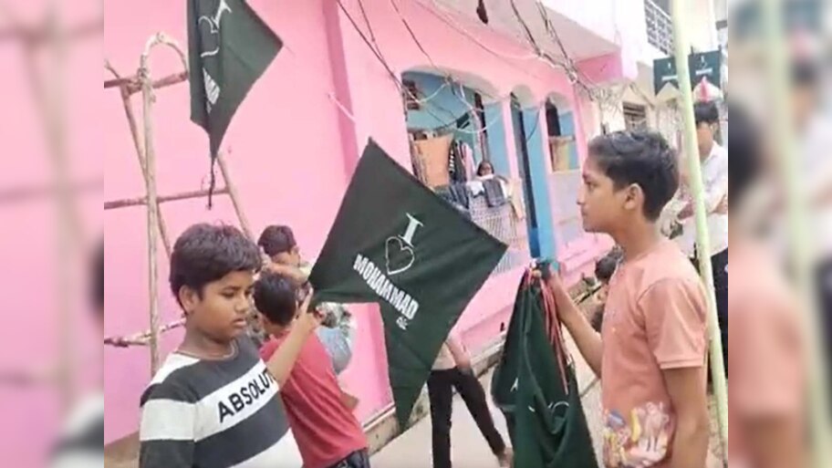 Mainpuri: मीलाद के दौरान I Love Muhammad के झंडे लगाना पड़ा भारी; केस दर्ज