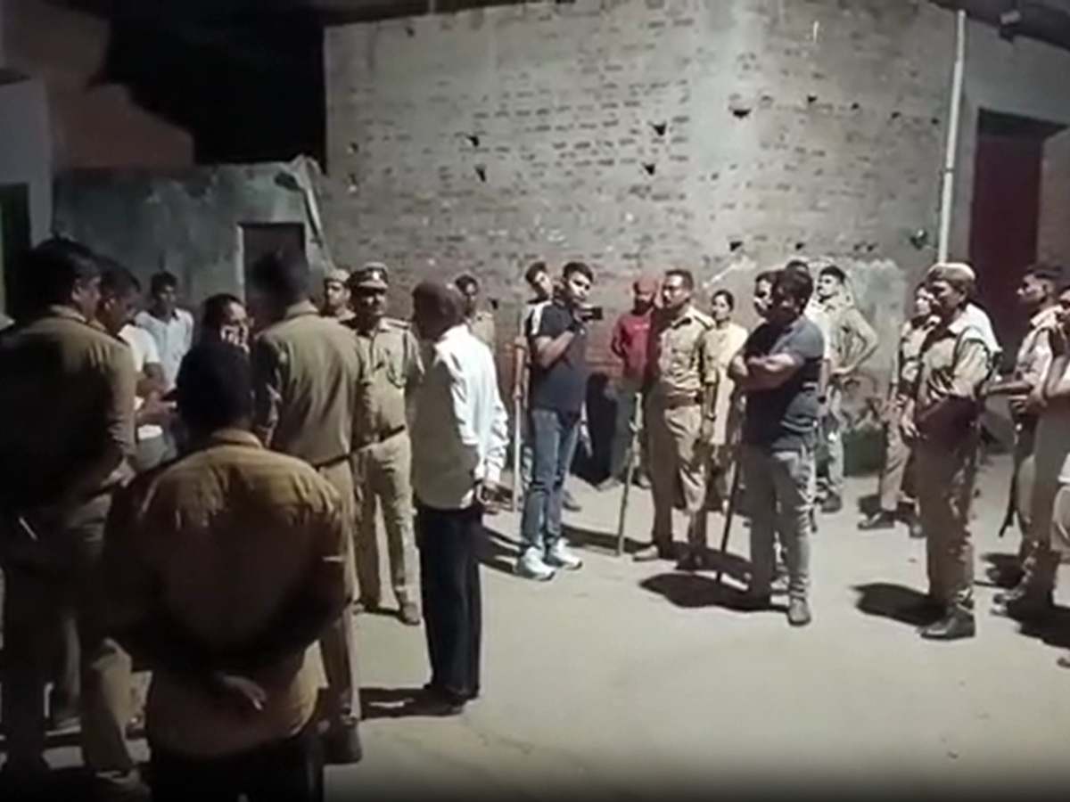 Hapur में माहौल संजीदा, दो समुदाय के बीच जमकर हुआ विवाद; पूरा मामला Hapur में माहौल संजीदा, दो समुदाय के बीच जमकर हुआ विवाद; पूरा मामला