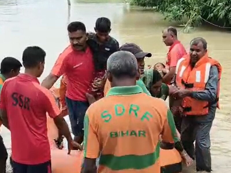 सैकड़ों की तादाद में लोग फंसे