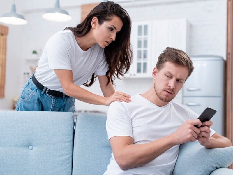 सोशल मीडिया पर शक पैदा करने वाली एक्टिविटी