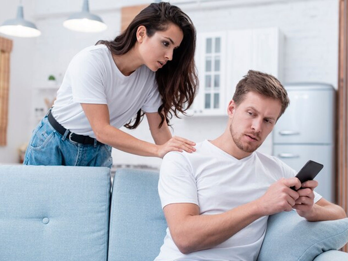 सोशल मीडिया पर शक पैदा करने वाली एक्टिविटी