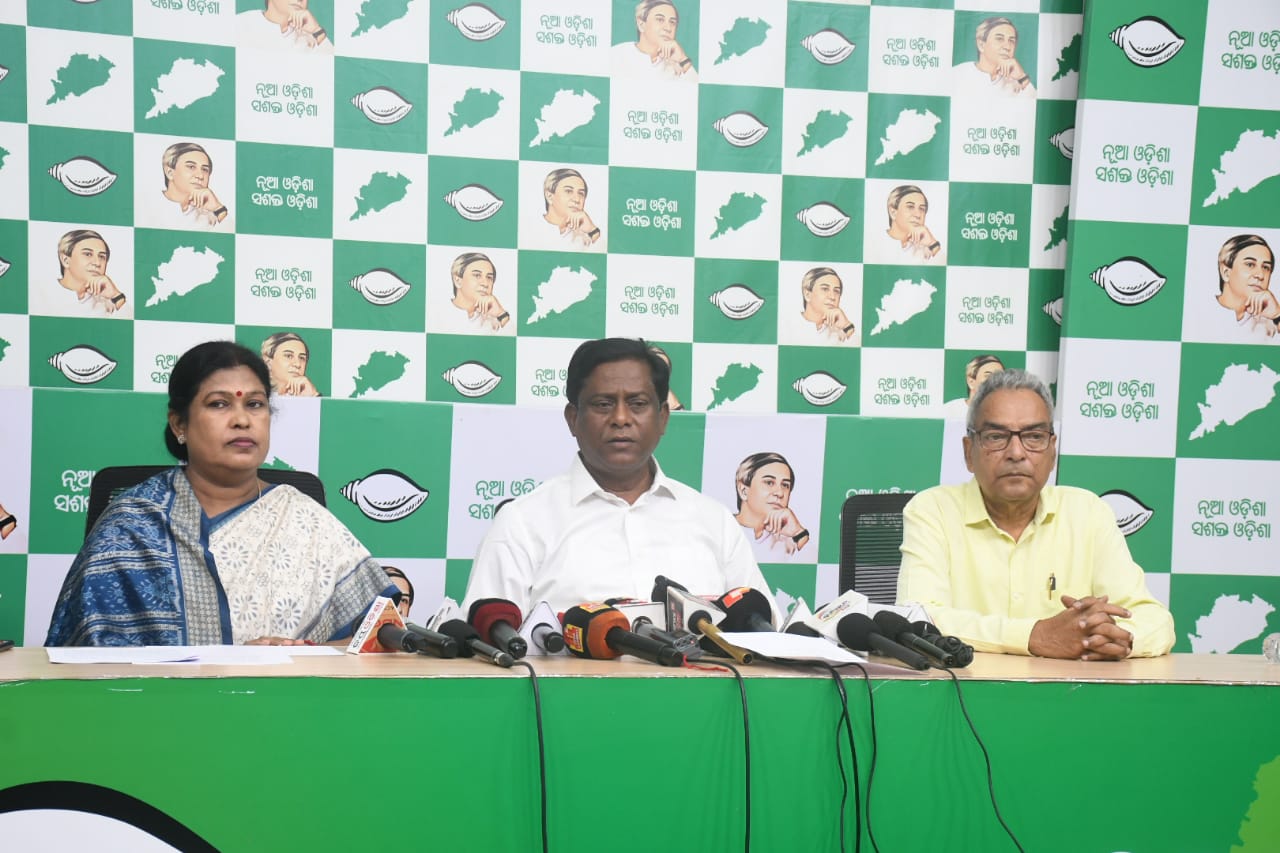 ମୁଖ୍ୟମନ୍ତ୍ରୀଙ୍କ ନୂଆପଡ଼ା ଗସ୍ତକୁ ସମାଲୋଚନା କଲା ବିଜେଡି, କହିଲା ରଙ୍ଗ ମାରି ନବୀନ ସରକାରଙ୍କ ପ୍ରକଳ୍ପକୁ ଉଦ୍ଘାଟନ କରୁଛନ୍ତି ମୋହନ ମୁଖ୍ୟମନ୍ତ୍ରୀଙ୍କ ନୂଆପଡ଼ା ଗସ୍ତକୁ ସମାଲୋଚନା କଲା ବିଜେଡି, କହିଲା ରଙ୍ଗ ମାରି ନବୀନ ସରକାରଙ୍କ ପ୍ରକଳ୍ପକୁ ଉଦ୍ଘାଟନ କରୁଛନ୍ତି ମୋହନ