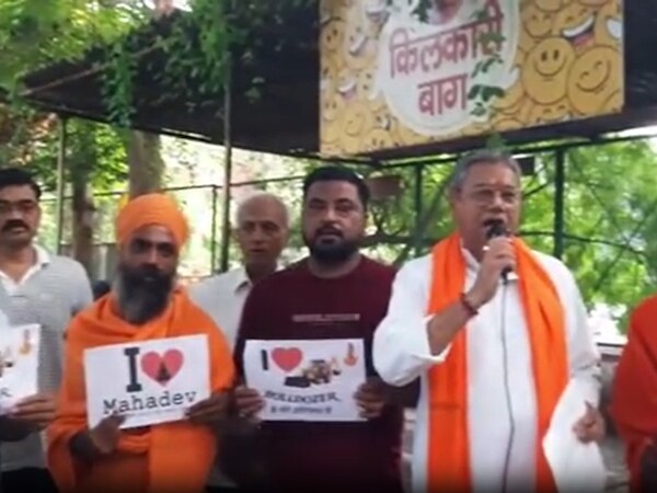 वाराणसी में प्रदर्शन करते हिंदू सेना के कार्यकर्ता