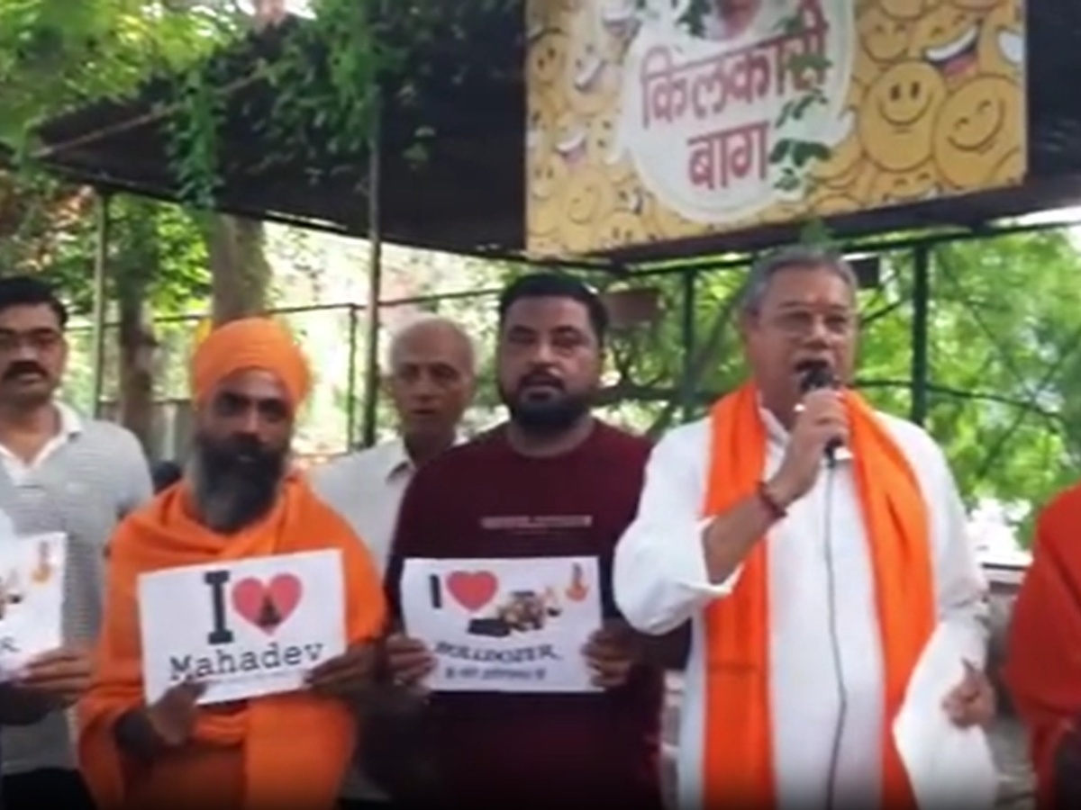 वाराणसी में प्रदर्शन करते हिंदू सेना के कार्यकर्ता वाराणसी में प्रदर्शन करते हिंदू सेना के कार्यकर्ता