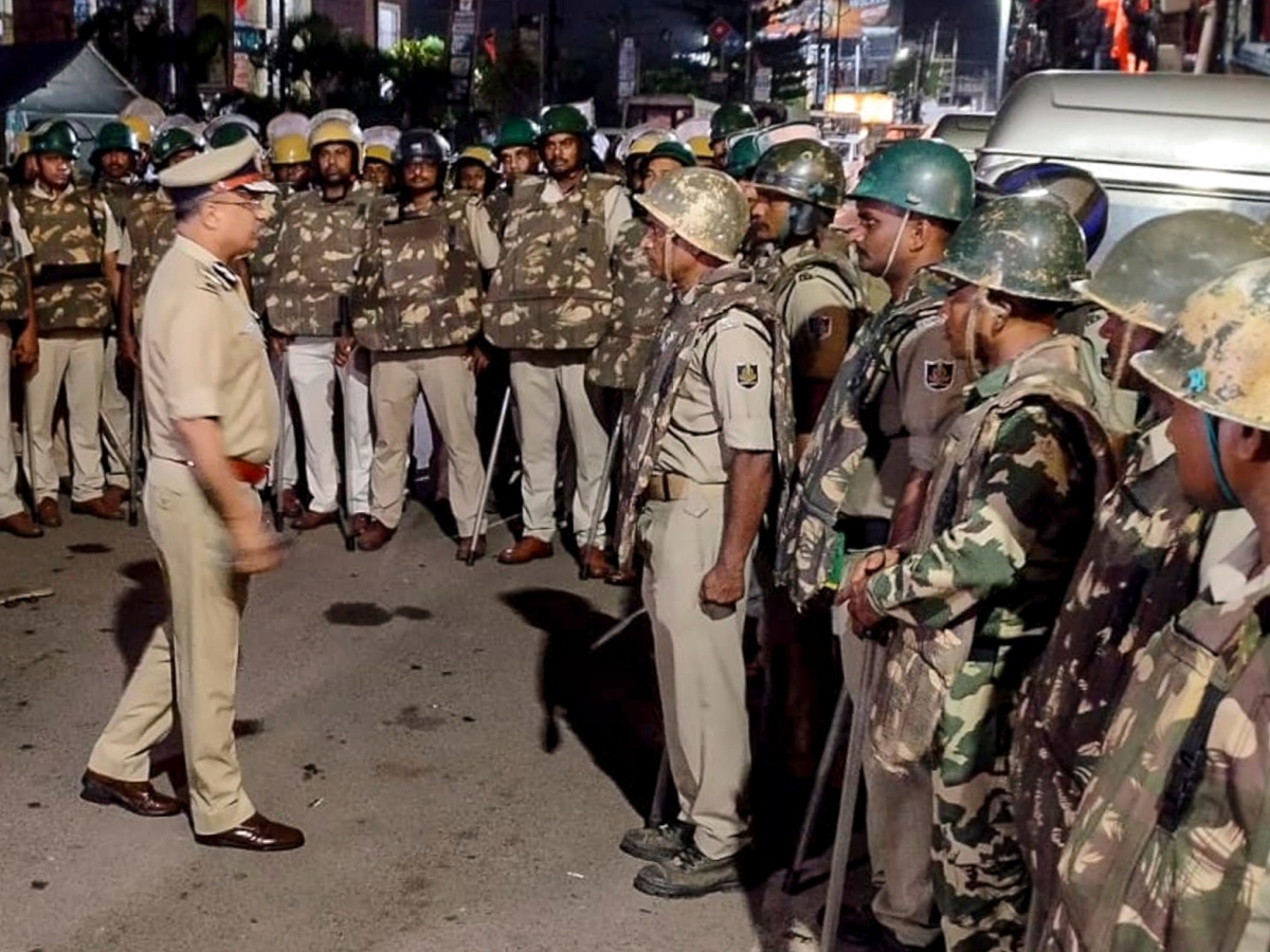कटक हिंसा में पुलिस का ताबड़तोड़ एक्शन; आगजनी-पथराव में 8 VHP कार्यकर्ता गिरफ्तार कटक हिंसा में पुलिस का ताबड़तोड़ एक्शन; आगजनी-पथराव में 8 VHP कार्यकर्ता गिरफ्तार