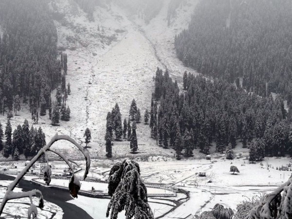 कितने इंच बर्फबारी दर्ज की गई?