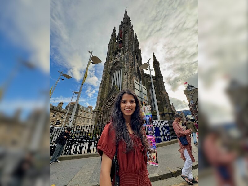 बॉलावुड से दूर रहना पसंद