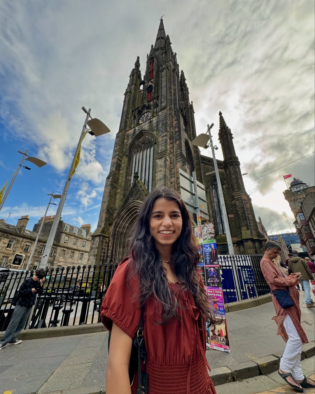 बॉलावुड से दूर रहना पसंद