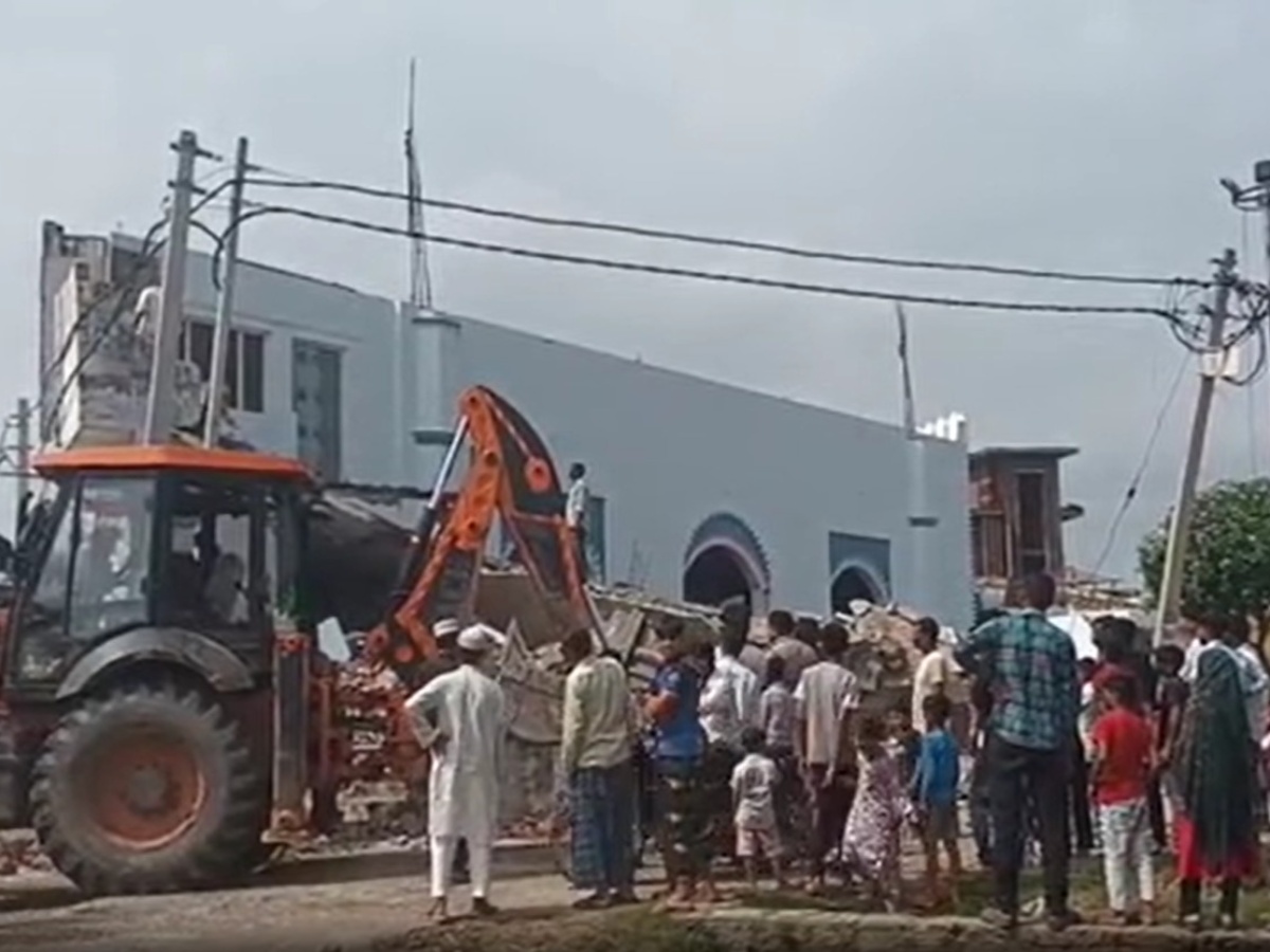 संभल की एक और मस्जिद पर मंडराया बुल्डोजर का खतरा; प्रशासन ने कमेटी को दिया अल्टीमेटम संभल की एक और मस्जिद पर मंडराया बुल्डोजर का खतरा; प्रशासन ने कमेटी को दिया अल्टीमेटम