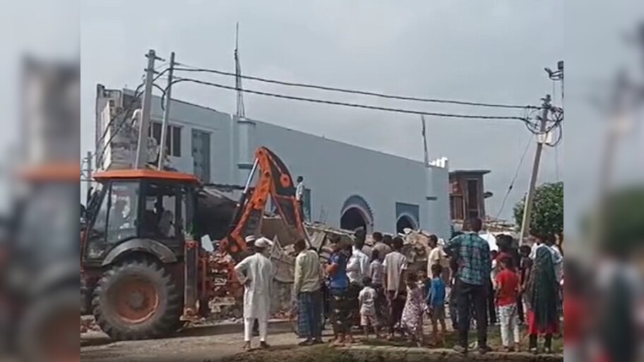 संभल की एक और मस्जिद पर मंडराया बुल्डोजर का खतरा; प्रशासन ने कमेटी को दिया अल्टीमेटम