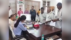 छात्रा बनी एक दिन की डीएम, फरियादियों की सुनीं समस्याएं, दिए समाधान के निर्दश