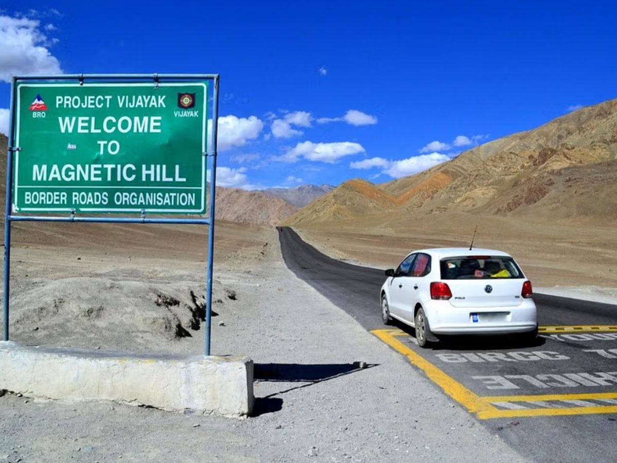 लद्दाख की सड़क पर गाड़ियां चढ़ाई पर कैसे चलती हैं?