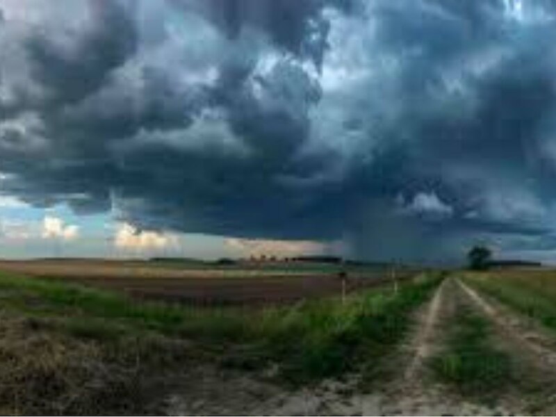 आकाश में काले बादलों का डेरा