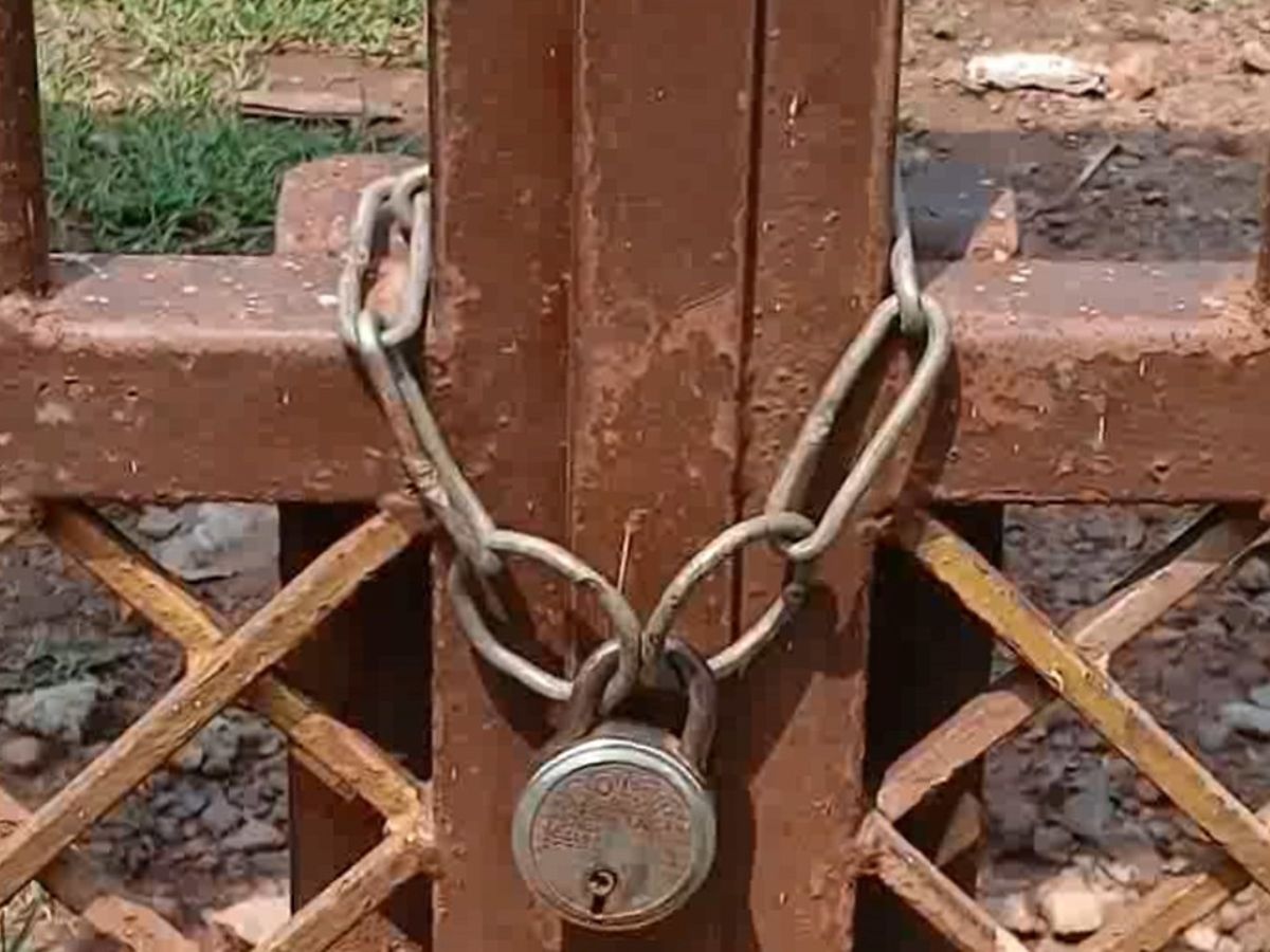 Odisha News: ଅଞ୍ଜର ବିଦ୍ୟାଳୟରେ ଶିକ୍ଷକଙ୍କ ପୁନଃ ନିଯୁକ୍ତି ଦାବିରେ ସ୍କୁଲ ଗେଟରେ ତାଲା... Odisha News: ଅଞ୍ଜର ବିଦ୍ୟାଳୟରେ ଶିକ୍ଷକଙ୍କ ପୁନଃ ନିଯୁକ୍ତି ଦାବିରେ ସ୍କୁଲ ଗେଟରେ ତାଲା...