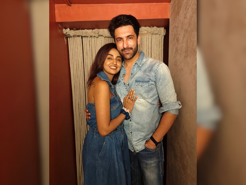 कपल को खूब मिल रही हैं बधाइयां