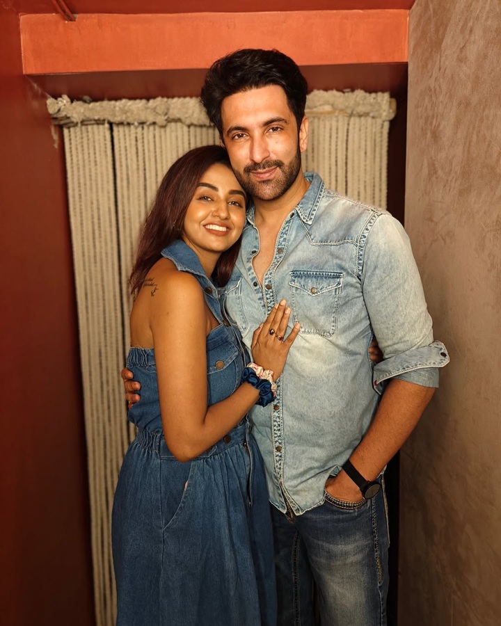 कपल को खूब मिल रही हैं बधाइयां