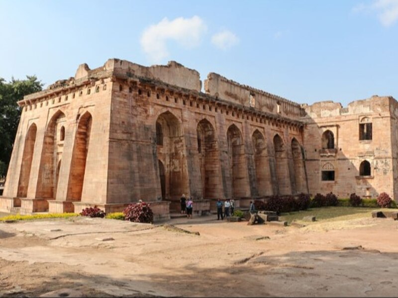 हिंडोला महल 