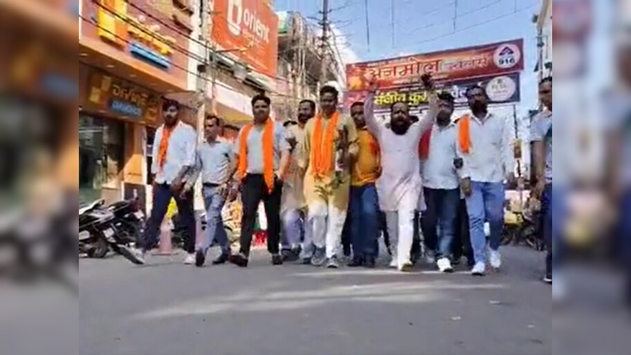 त्यौहारों पर नफरत बांटने का नया ट्रेंड; बाजारों में गली-नुक्कड़ पर खोजे जा रहे मुस्लिम मेंहदी कलाकार