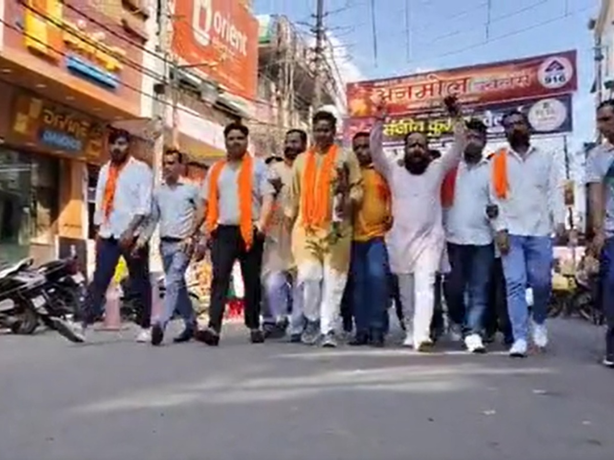 त्यौहारों पर नफरत बांटने का नया ट्रेंड; बाजारों में गली-नुक्कड़ पर खोजे जा रहे मुस्लिम मेंहदी कलाकार त्यौहारों पर नफरत बांटने का नया ट्रेंड; बाजारों में गली-नुक्कड़ पर खोजे जा रहे मुस्लिम मेंहदी कलाकार