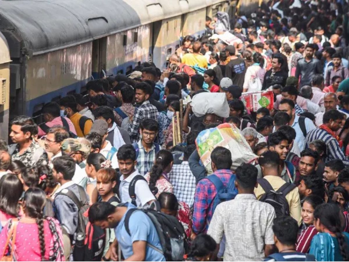 हजारों यात्रियों के लिए राहत का काम