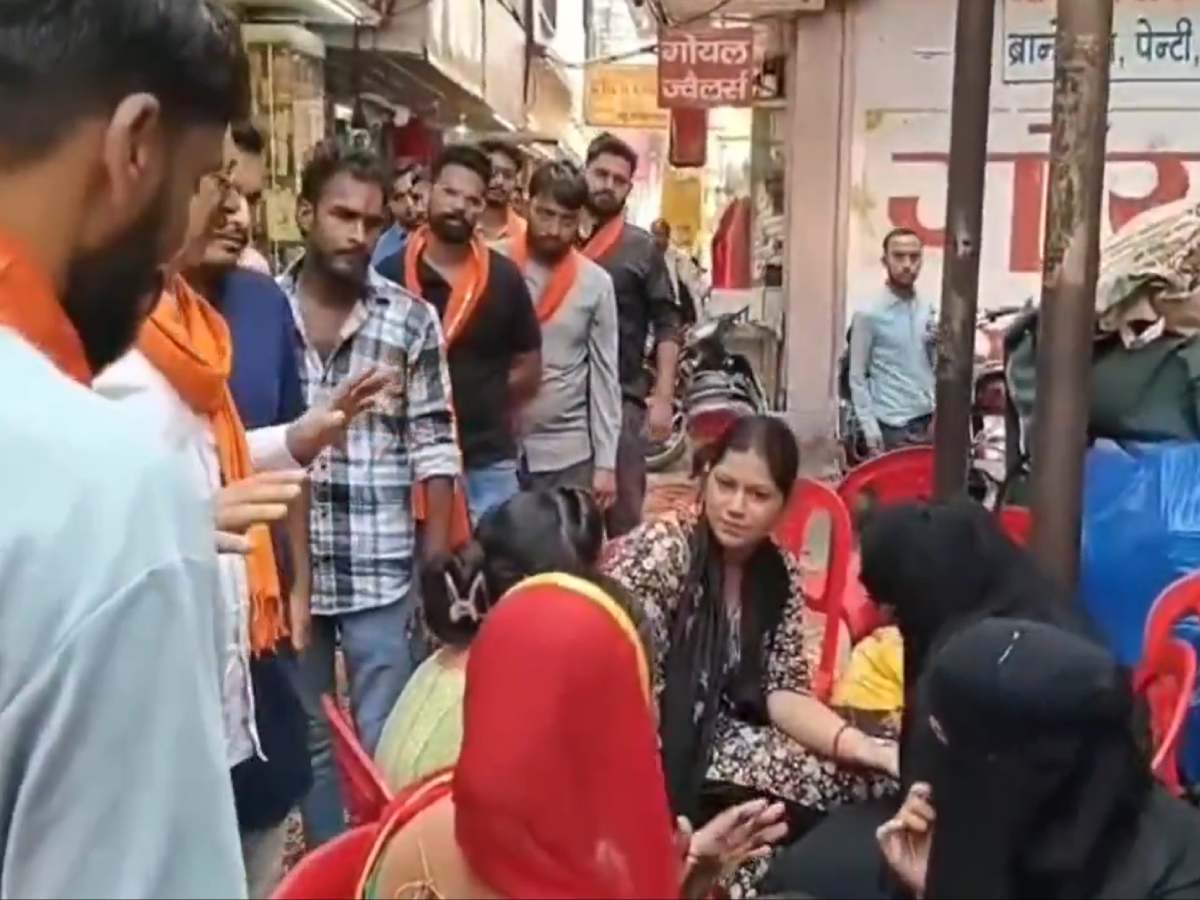 Muzaffarnagar News: मुस्लिम के हाथ से मेहंदी लगवाना पाप; बुर्का पहनी लड़कियों को देख लगाए नारे Muzaffarnagar News: मुस्लिम के हाथ से मेहंदी लगवाना पाप; बुर्का पहनी लड़कियों को देख लगाए नारे