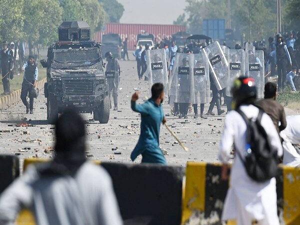 फिलिस्तीन के समर्थन में पाकिस्तान में हिंसक प्रदर्शन, अमेरिकी दूतावास पर धावा; 2 की मौत दर्जनों घायल