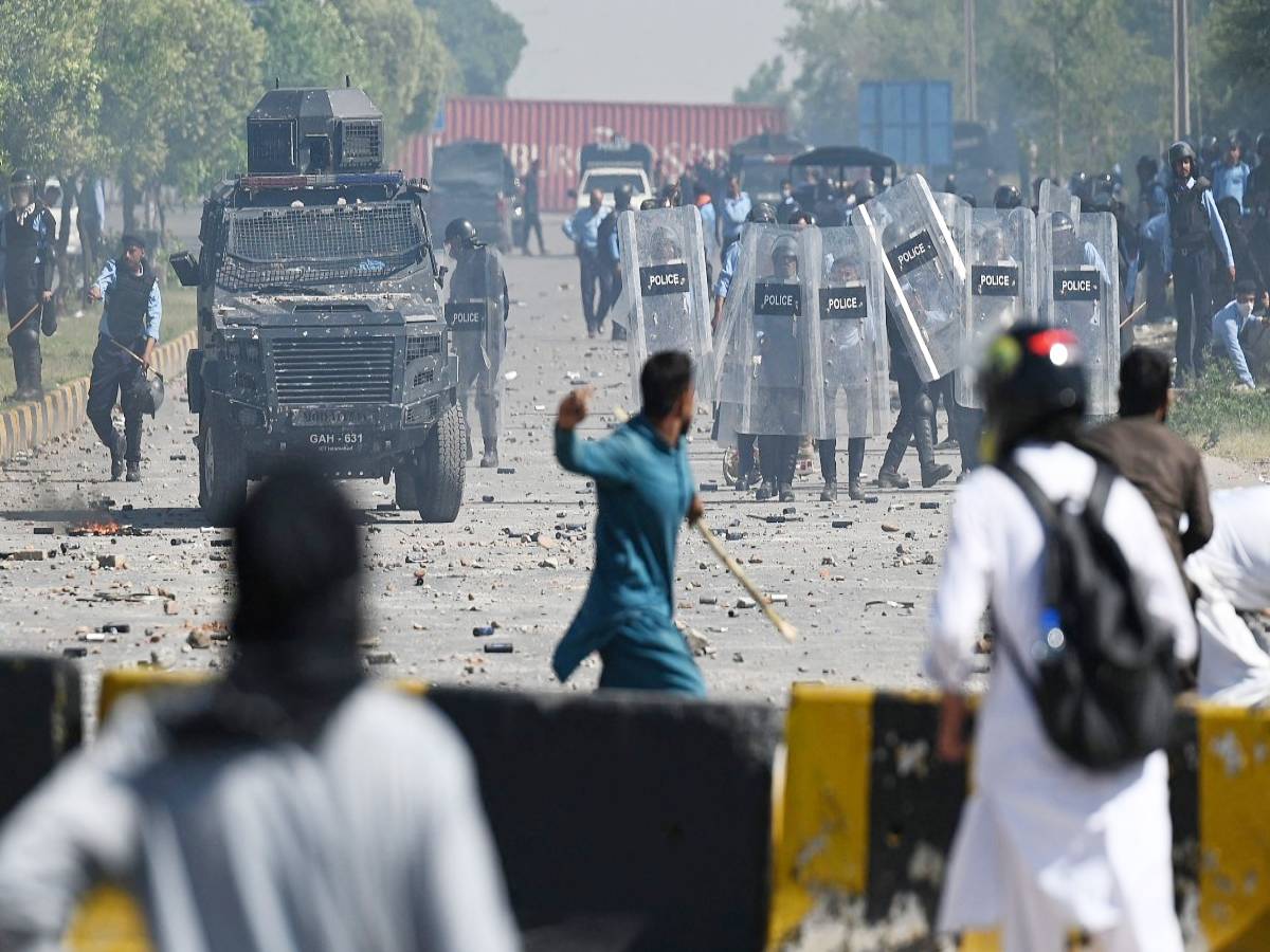 फिलिस्तीन के समर्थन में पाकिस्तान में हिंसक प्रदर्शन, अमेरिकी दूतावास पर धावा; 2 की मौत दर्जनों घायल फिलिस्तीन के समर्थन में पाकिस्तान में हिंसक प्रदर्शन, अमेरिकी दूतावास पर धावा; 2 की मौत दर्जनों घायल