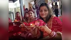 चांद देखने के लिए चांदनी बनकर आईं महिलाएं, इस तरीके से मनाया करवाचौथ