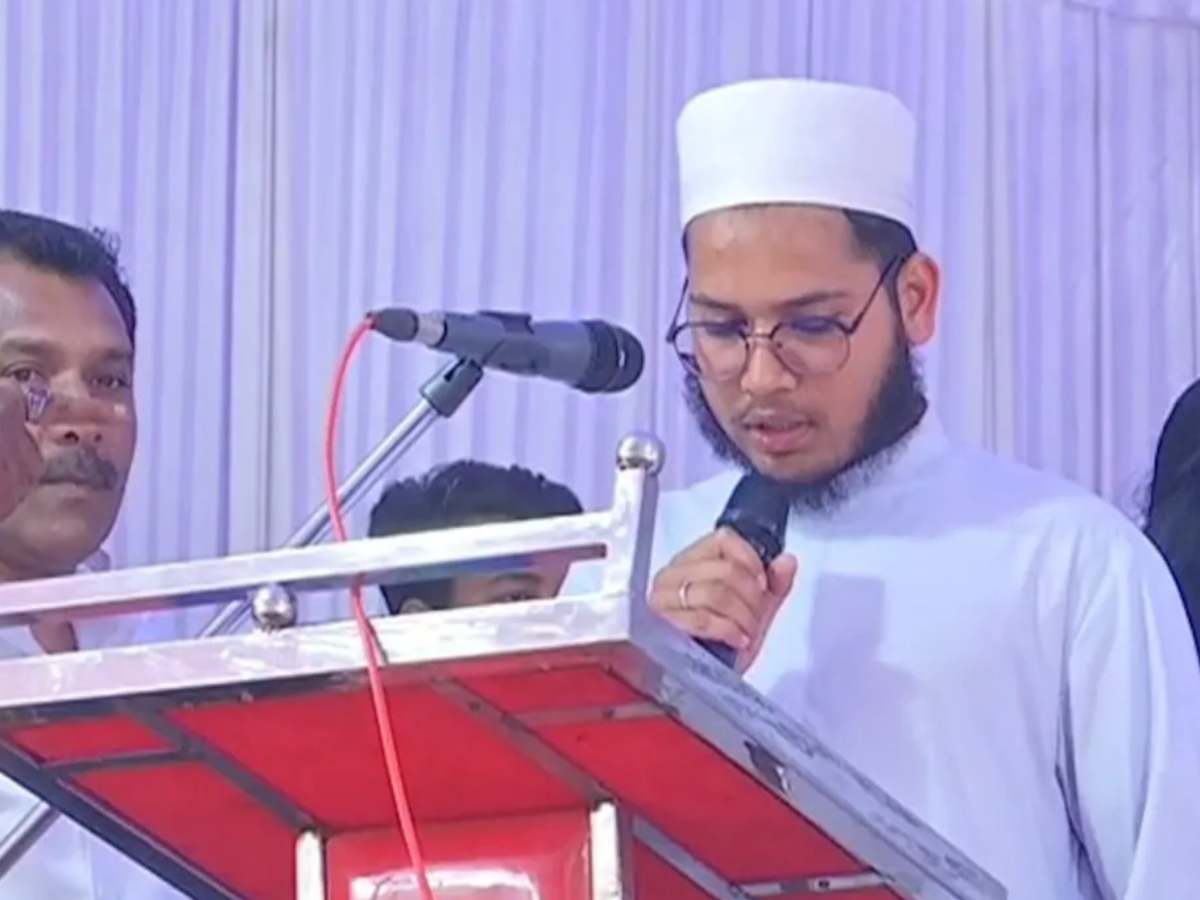 Karnataka: सरकारी प्रोग्राम में कुरान की तिलावत से BJP नाराज; कमिश्नर ऑफिस के सामने किया हवन Karnataka: सरकारी प्रोग्राम में कुरान की तिलावत से BJP नाराज; कमिश्नर ऑफिस के सामने किया हवन